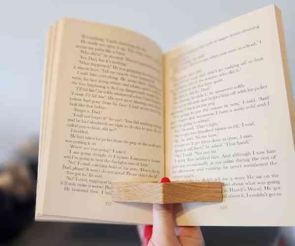 Thumb book page holder3